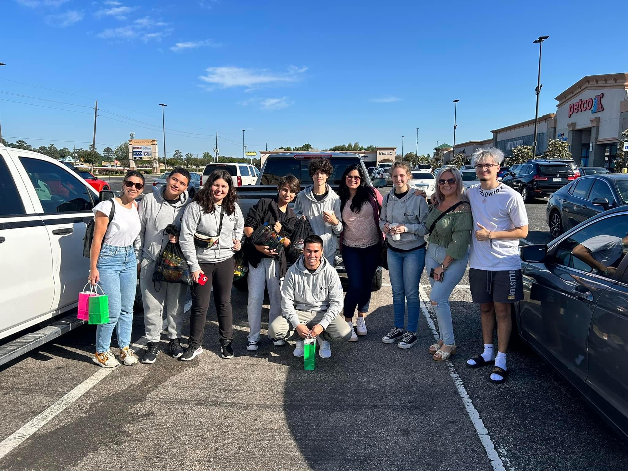El equipo con miembros de la Asociación de Uruguayos en Houston